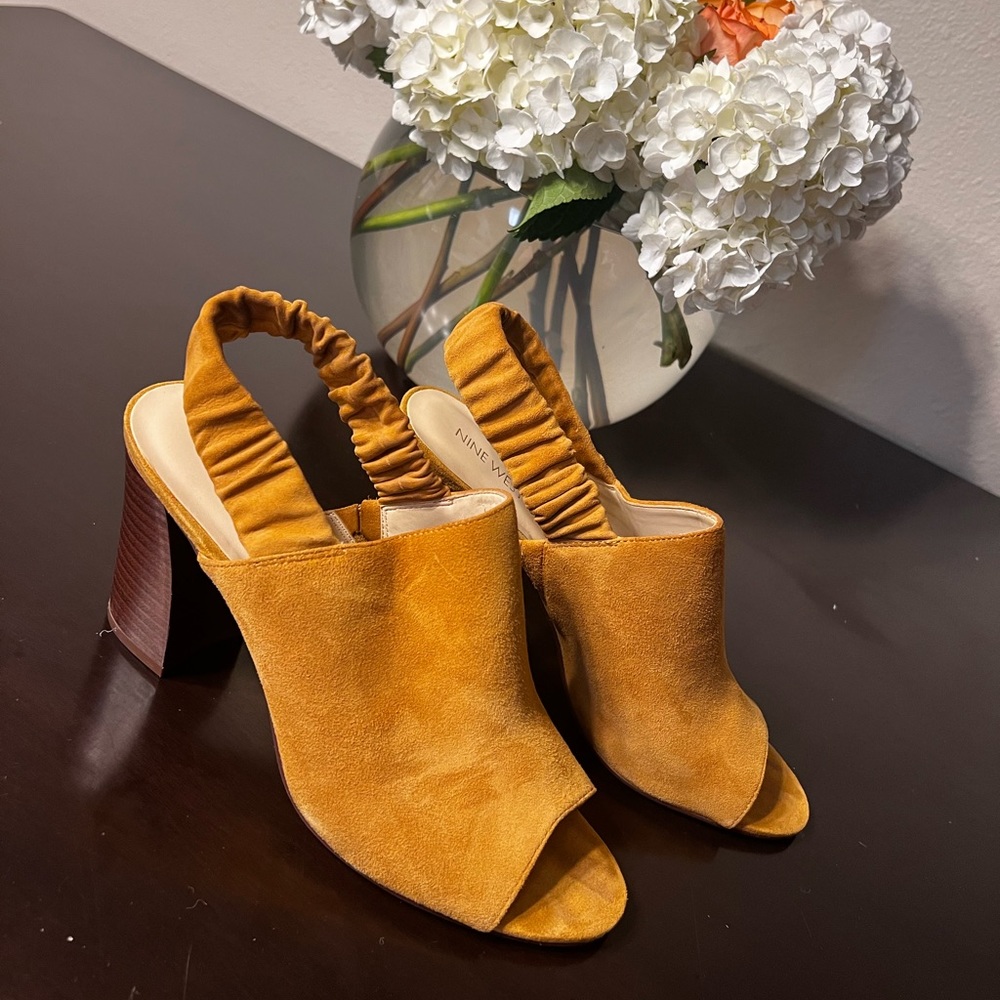 Nine West gold, suede, chunky heeled sandal
Women’s 8
Beautiful shoe!
